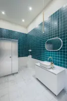 틸그린 타일과 골드가 만난 모던 카페 화장실